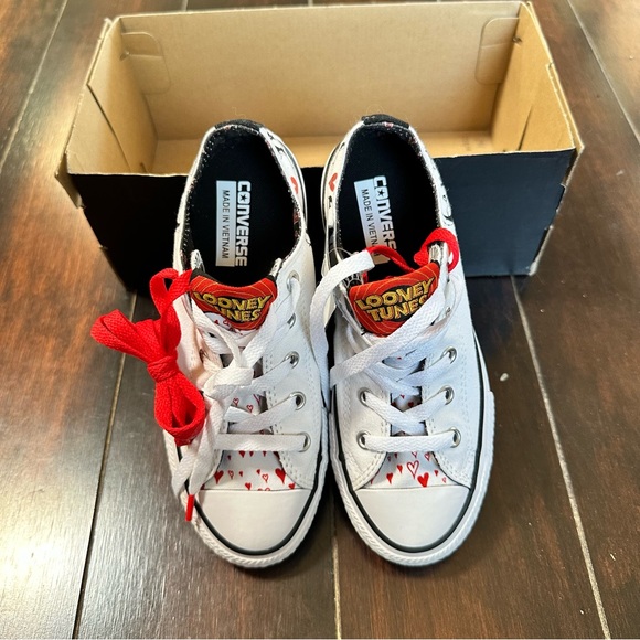 Children’s Looney Toons Valentine Converse Sneakers - Picture 3 of 5